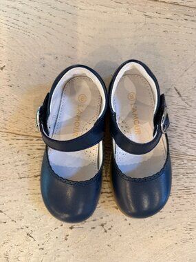 L'Amour Classic Scalloped Leather Mary Jane Size 8, EUC